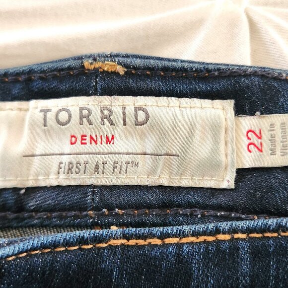 Torrid denim shorts, distressed, sz 22 - Picture 4 of 4
